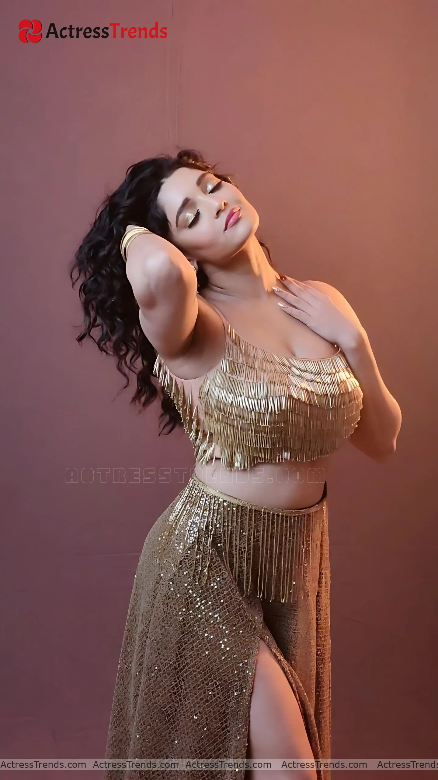 Ritika Singh Beautiful Face Navel Cleav Pose