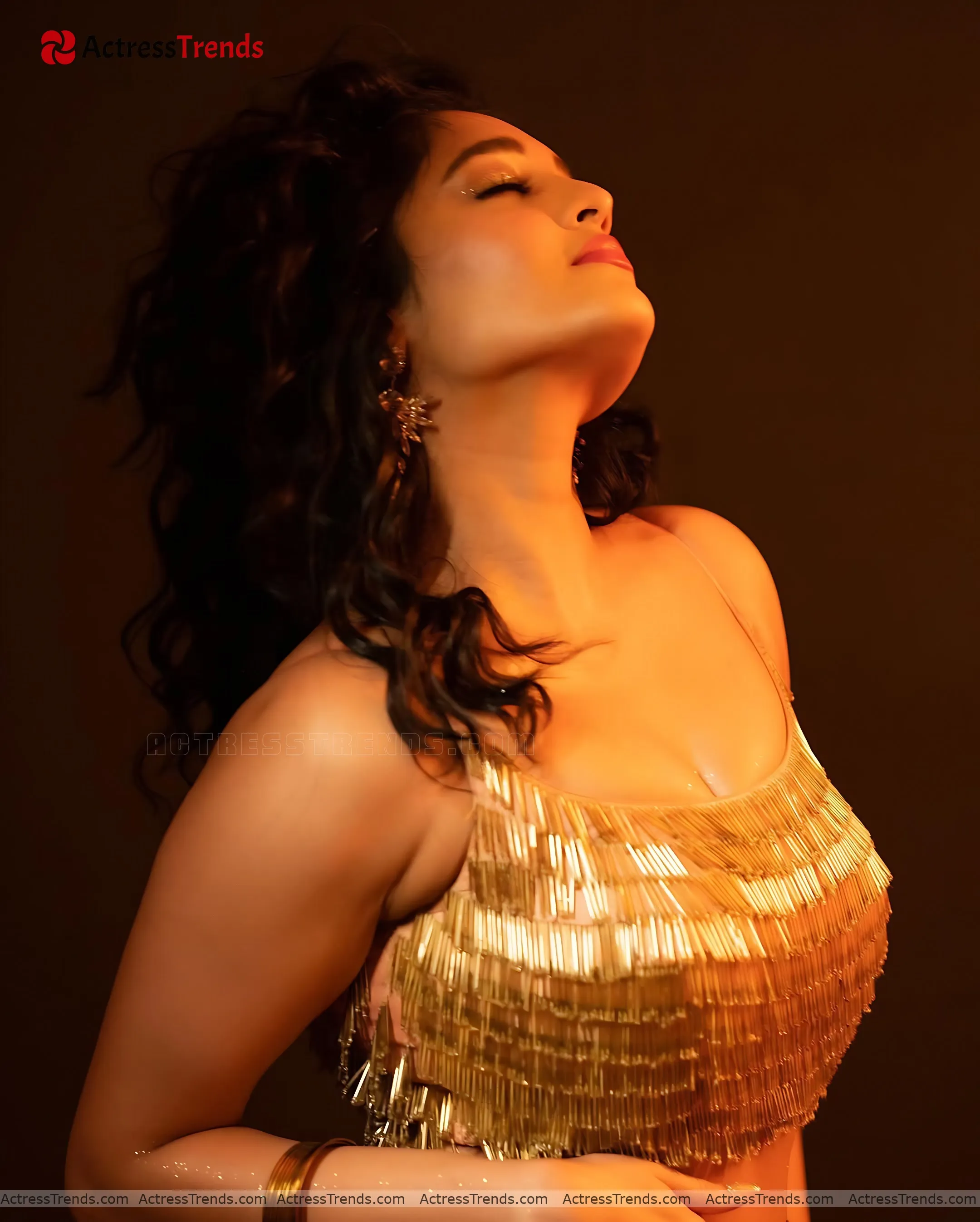 Ritika Singh Cleav Pose Glamorous Actress Navel