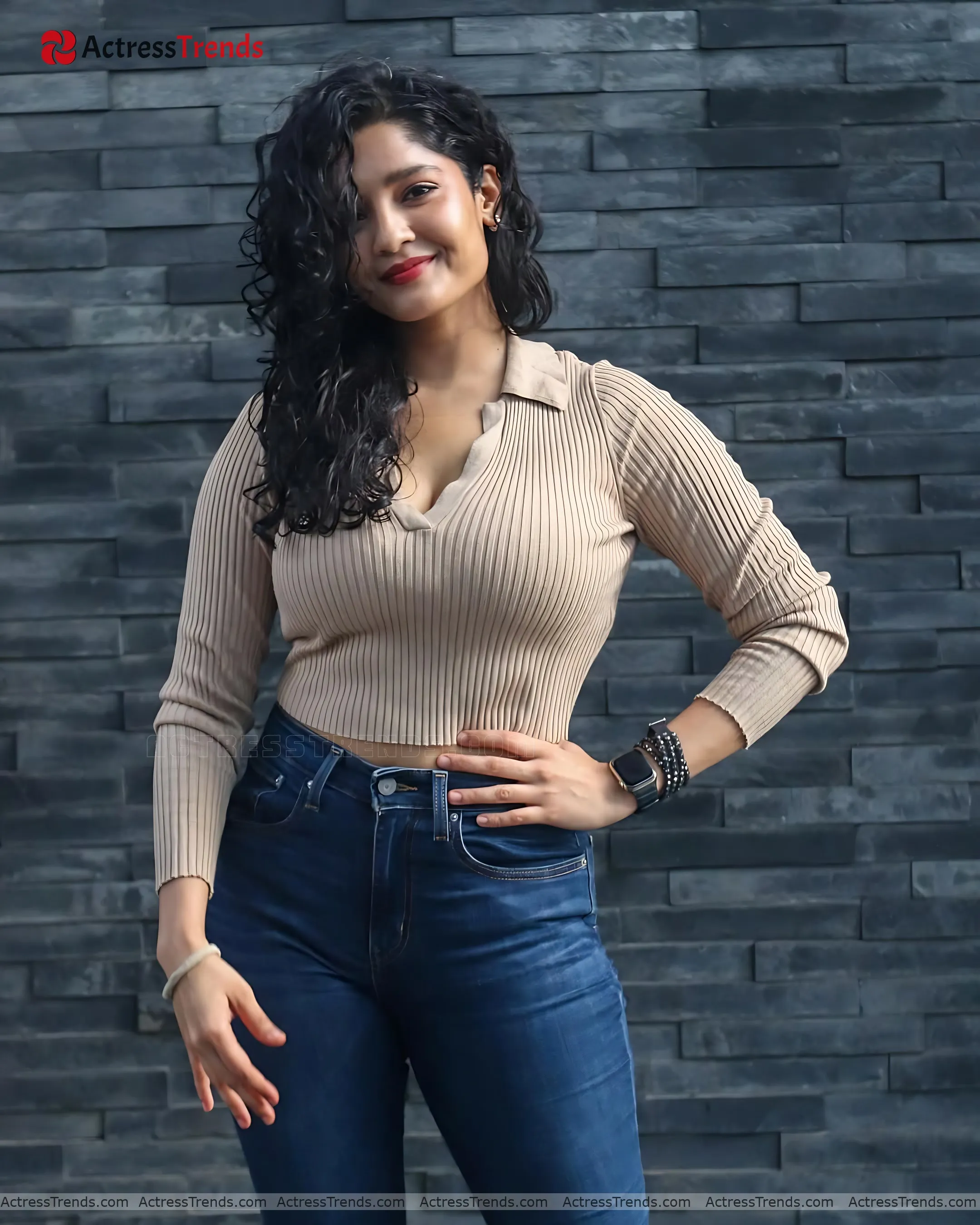 Ritika Singh Bold Style Cute Cleav Pose Stunning Photo
