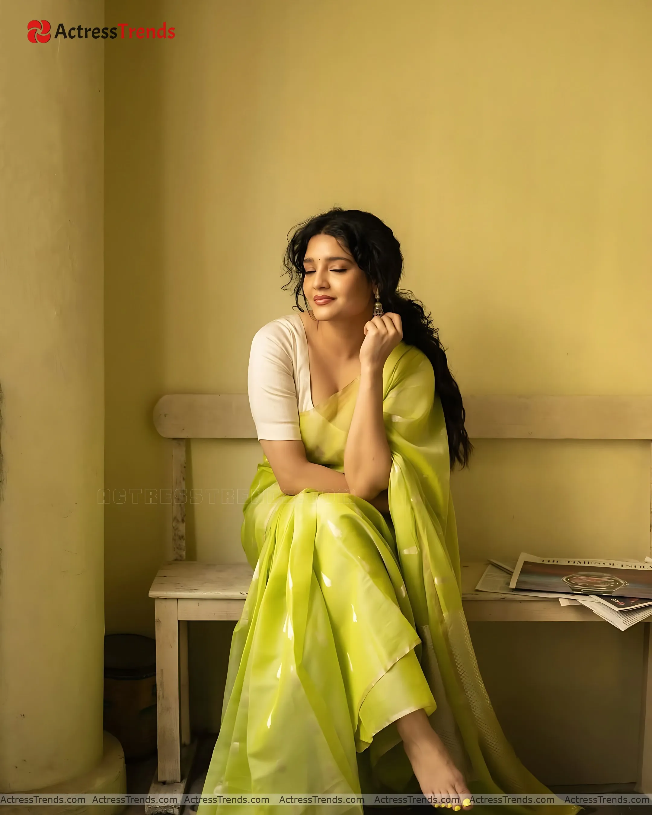 Ritika Singh Stunning Photo Cleav Pose Saree Photoshoot