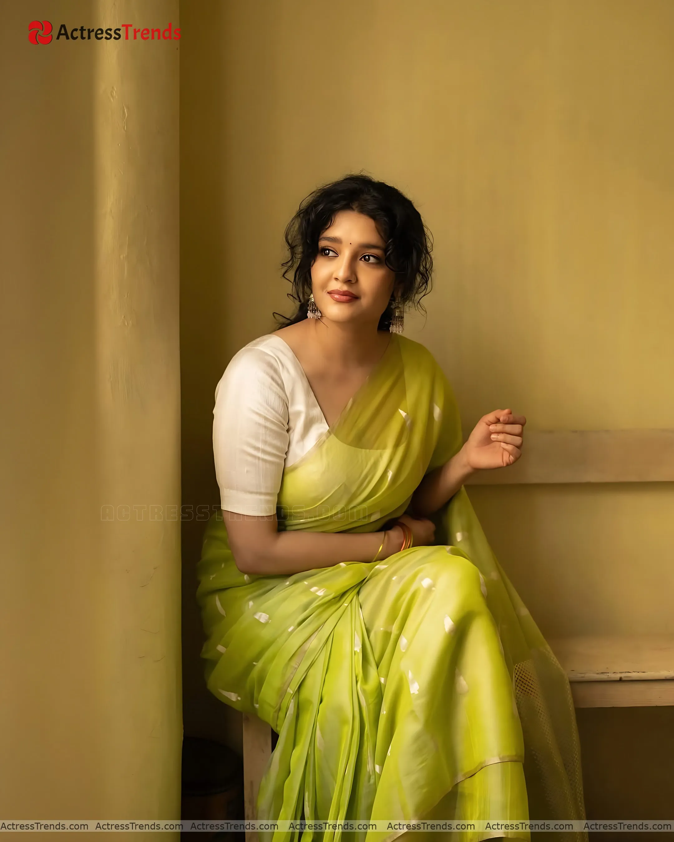 Ritika Singh Beautiful Face Cleav Pose Saree Photoshoot