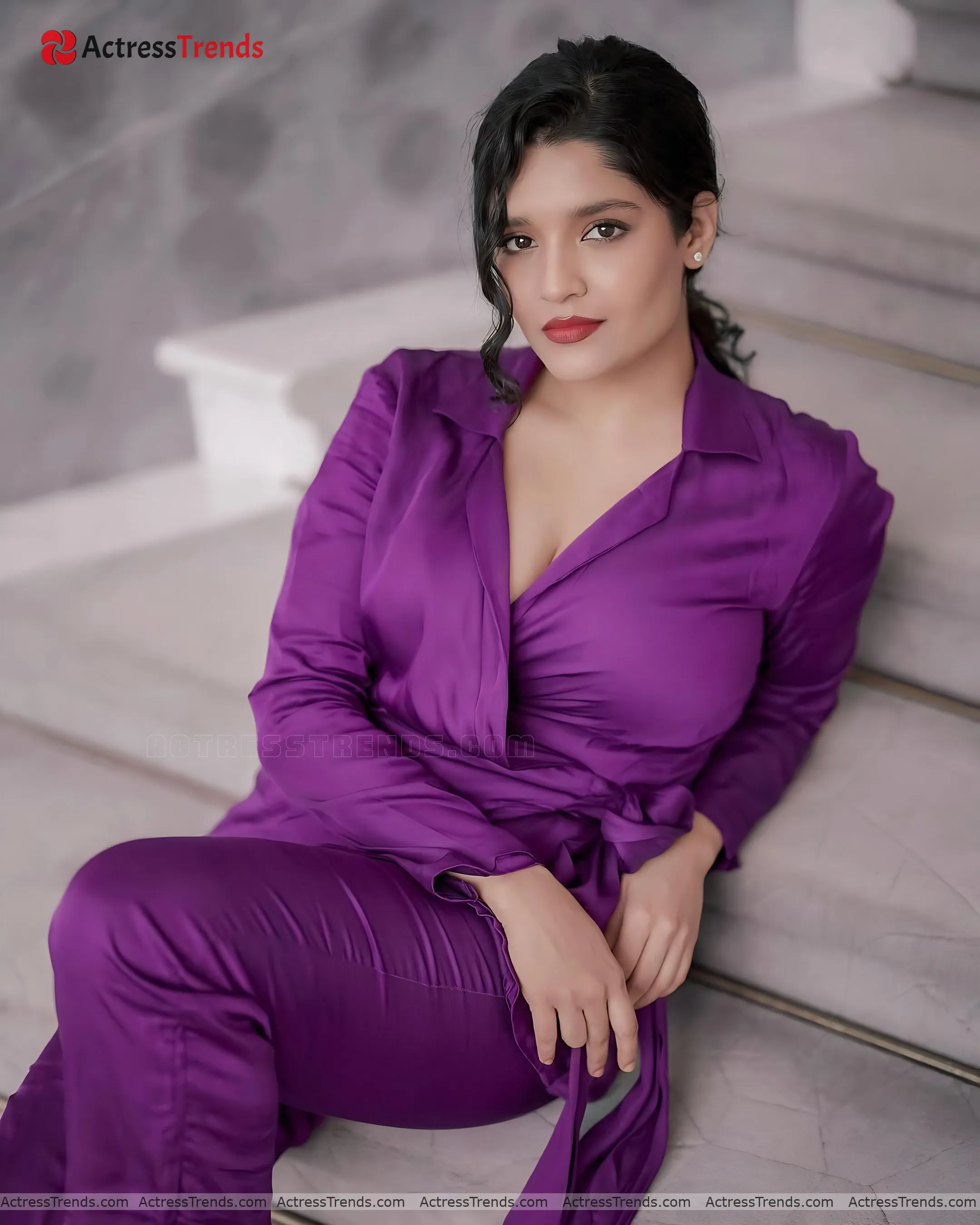 Ritika Singh Bold Style Tight Fitting Cleav Pose