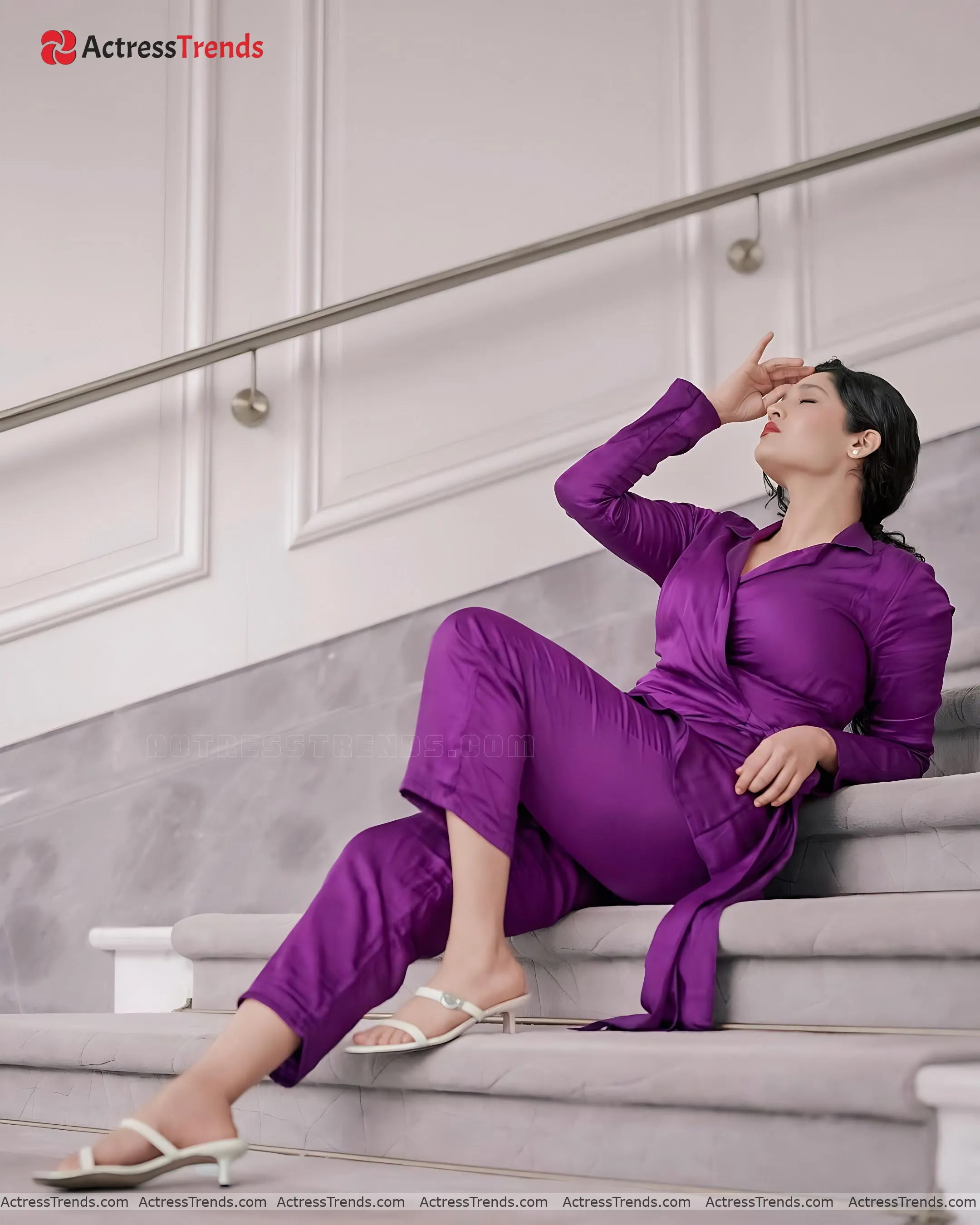 Ritika Singh Curvy Tight Fitting Cleav Pose