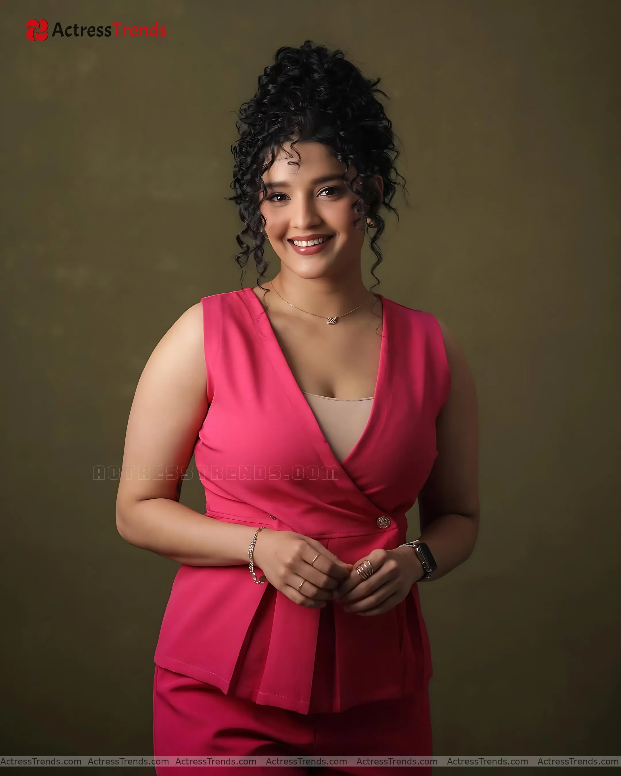 Ritika Singh Cute Cleav Pose