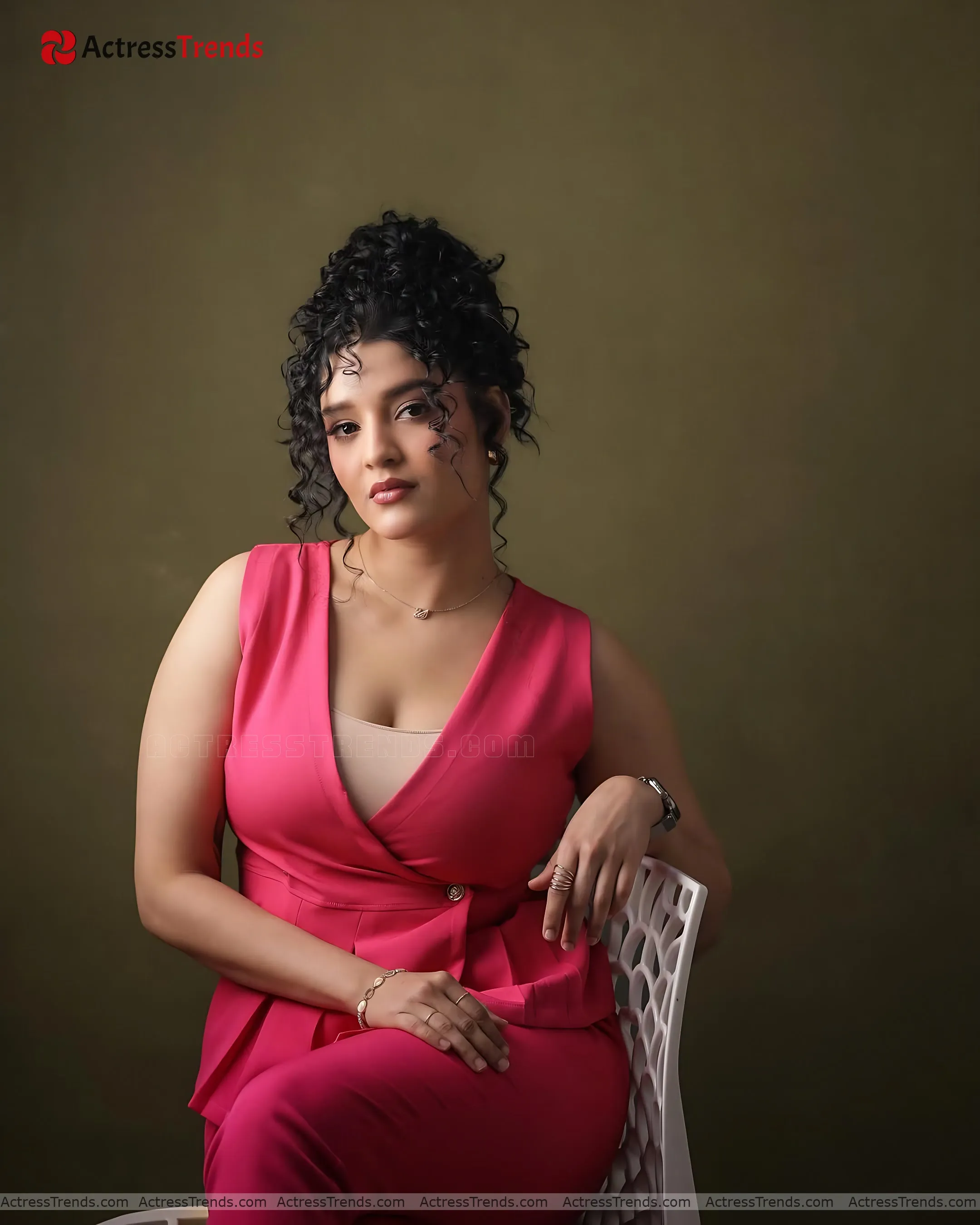 Ritika Singh Cute Cleav Pose Curvy