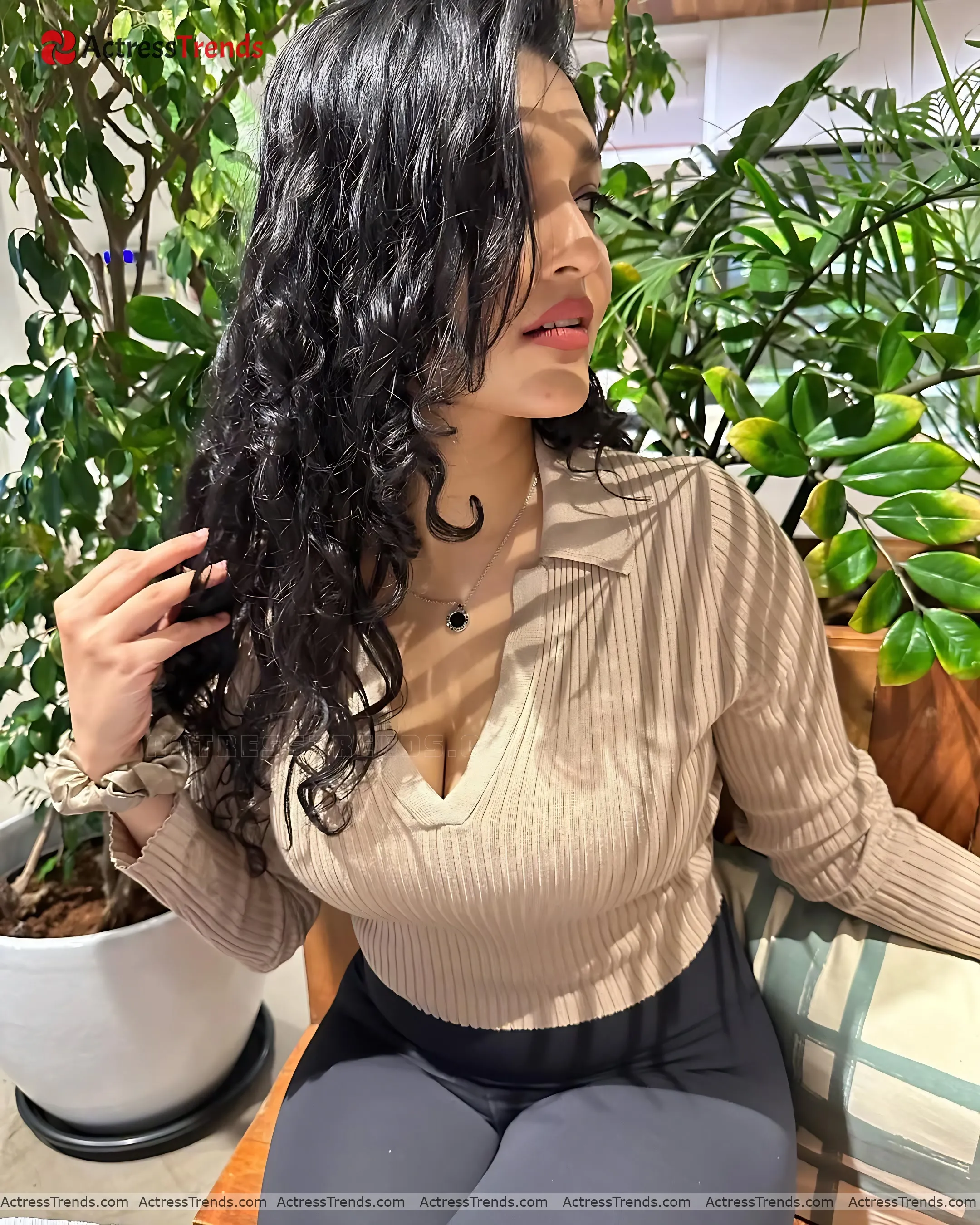 Ritika Singh Curvy Beautiful Face Tight Fitting Cleav Pose