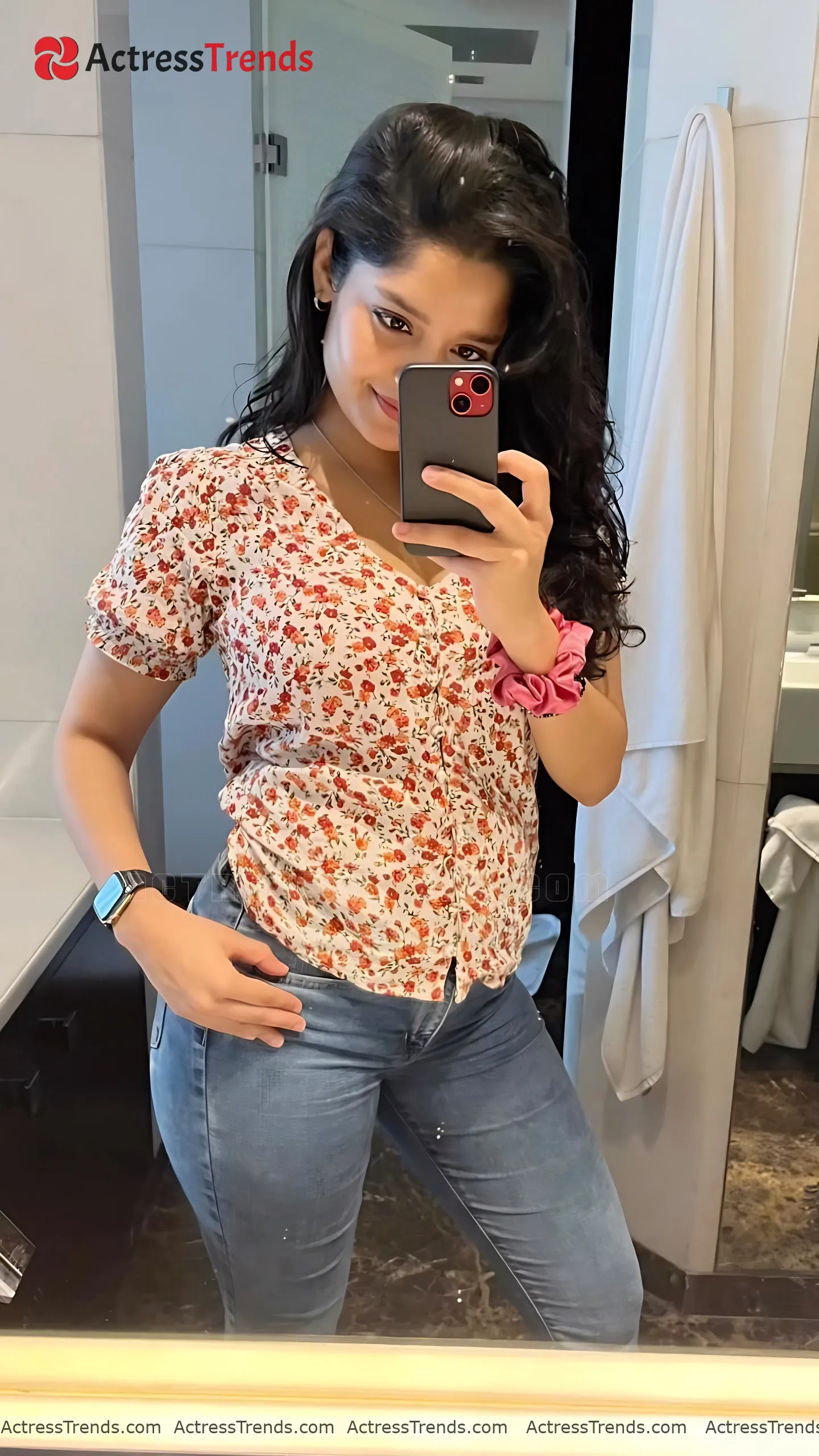 Ritika Singh Curvy Tight Fitting Actress Selfie