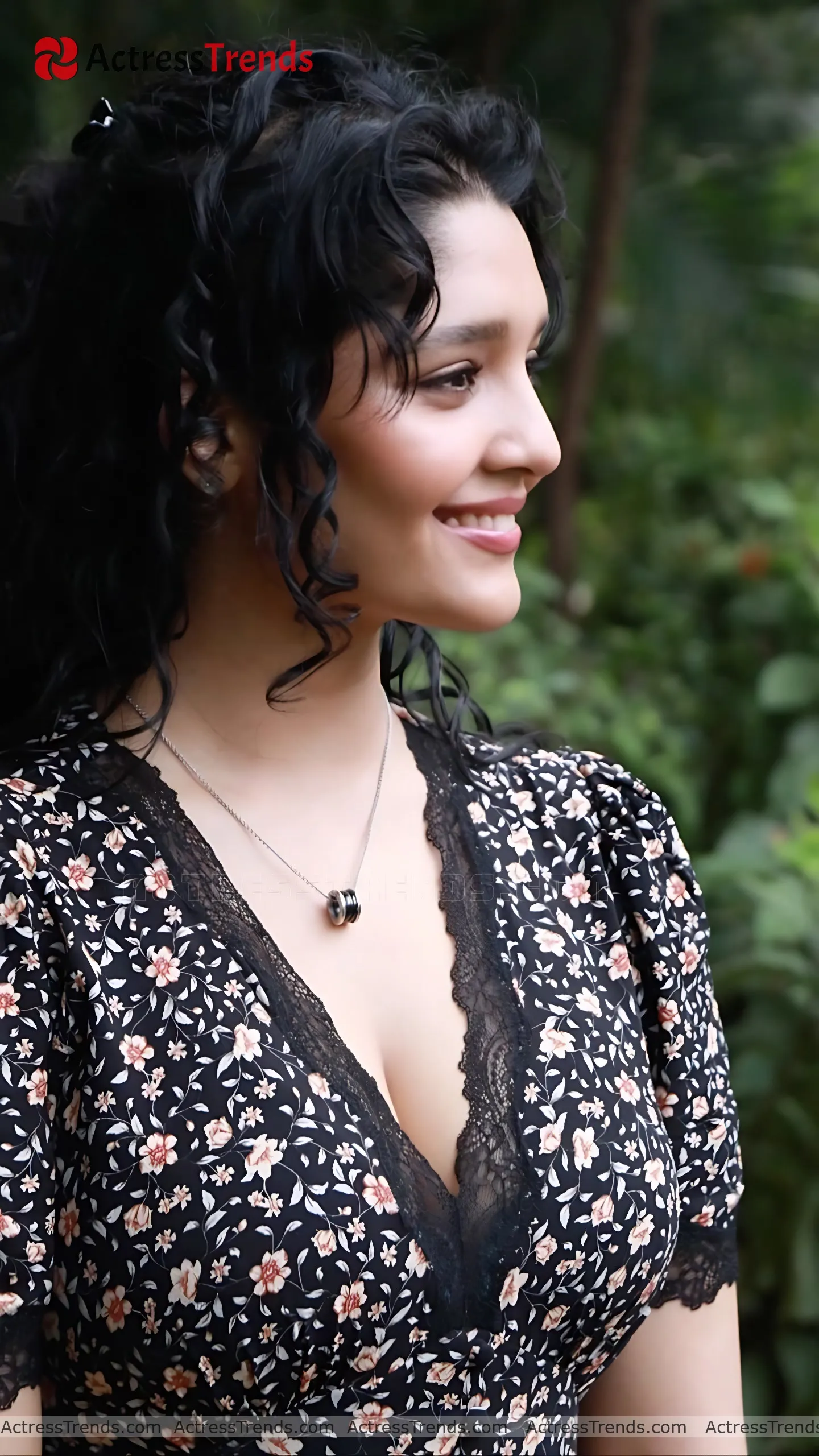 Ritika Singh Cleav Pose Beautiful Face Glamorous Actress