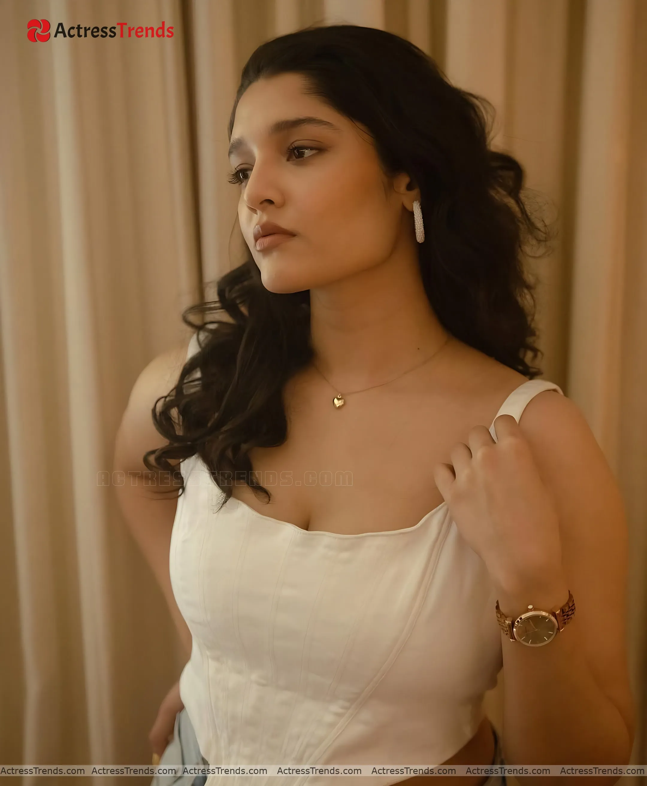 Ritika Singh Curvy Tight Fitting Cleav Pose Celebrity Fashion Shoot