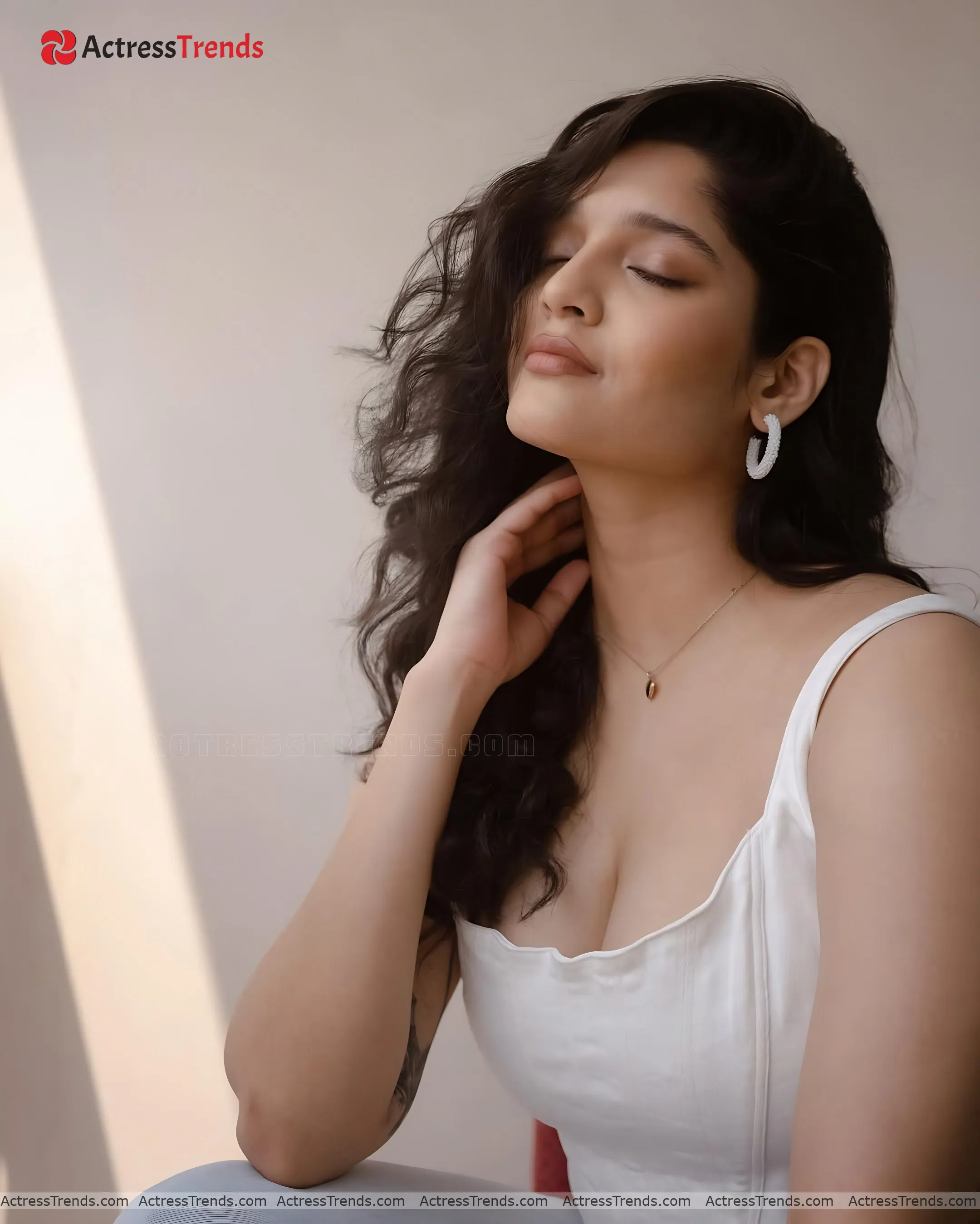 Ritika Singh Cleav Pose Beautiful Face Smoky Eyes