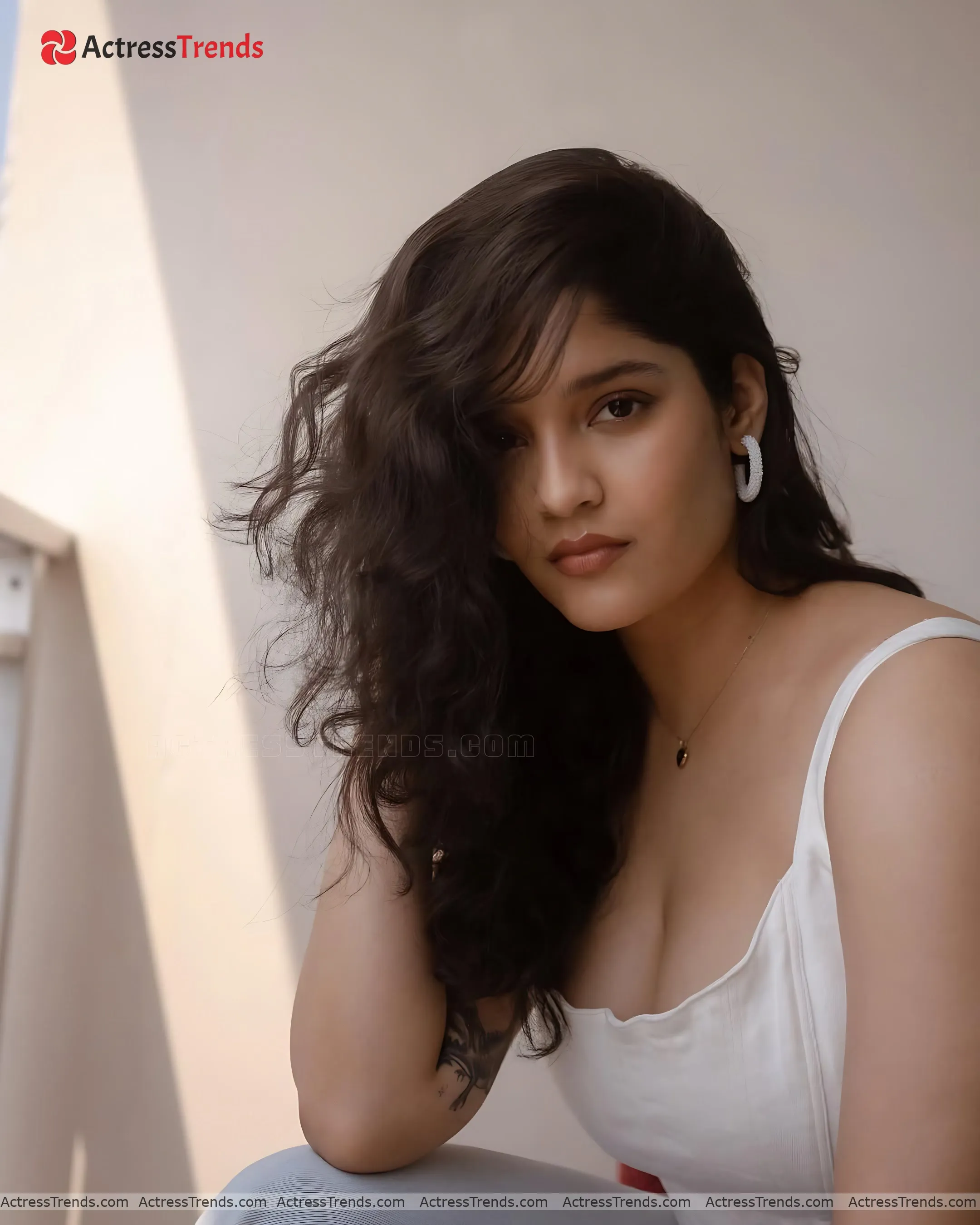 Ritika Singh Cute Curvy Smoky Eyes