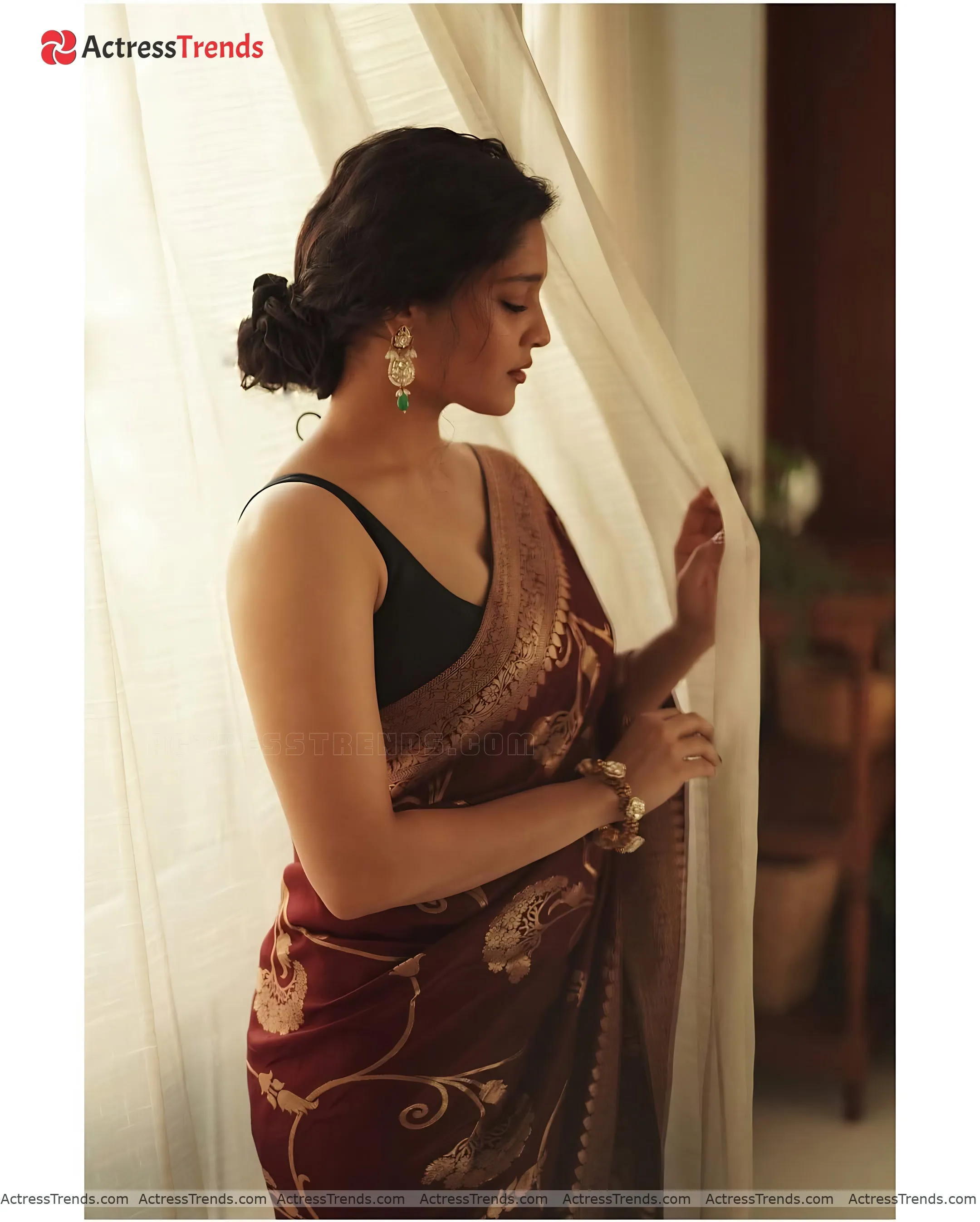 Ritika Singh Cute Stunning Photo Cleav Pose Beautiful Face