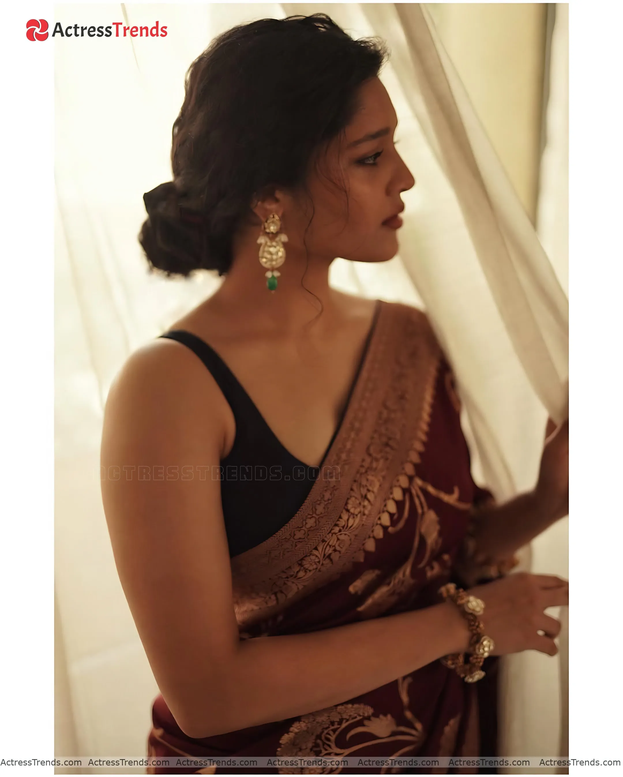 Ritika Singh Saree Photoshoot Cute Cleav Pose Beautiful Face