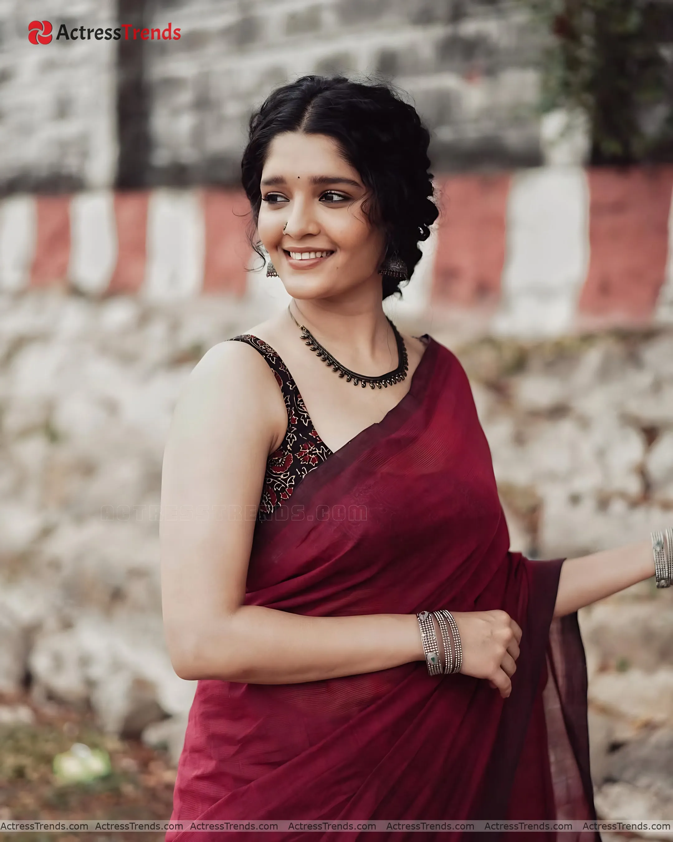 Ritika Singh Tight Fitting Cute Bold Saree Style