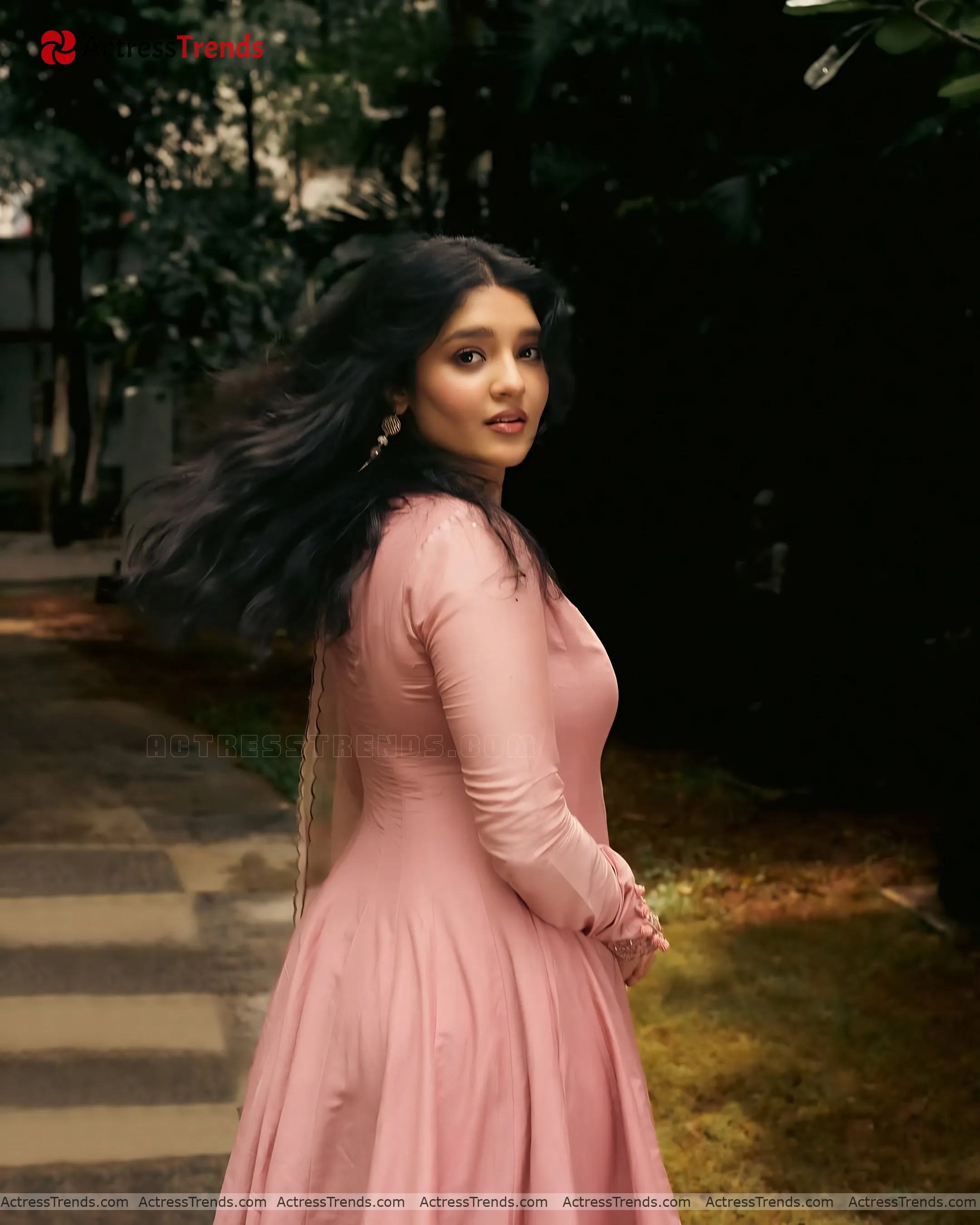 Ritika Singh Glamorous Actress Back Pose Stunning Photo Beautiful Face