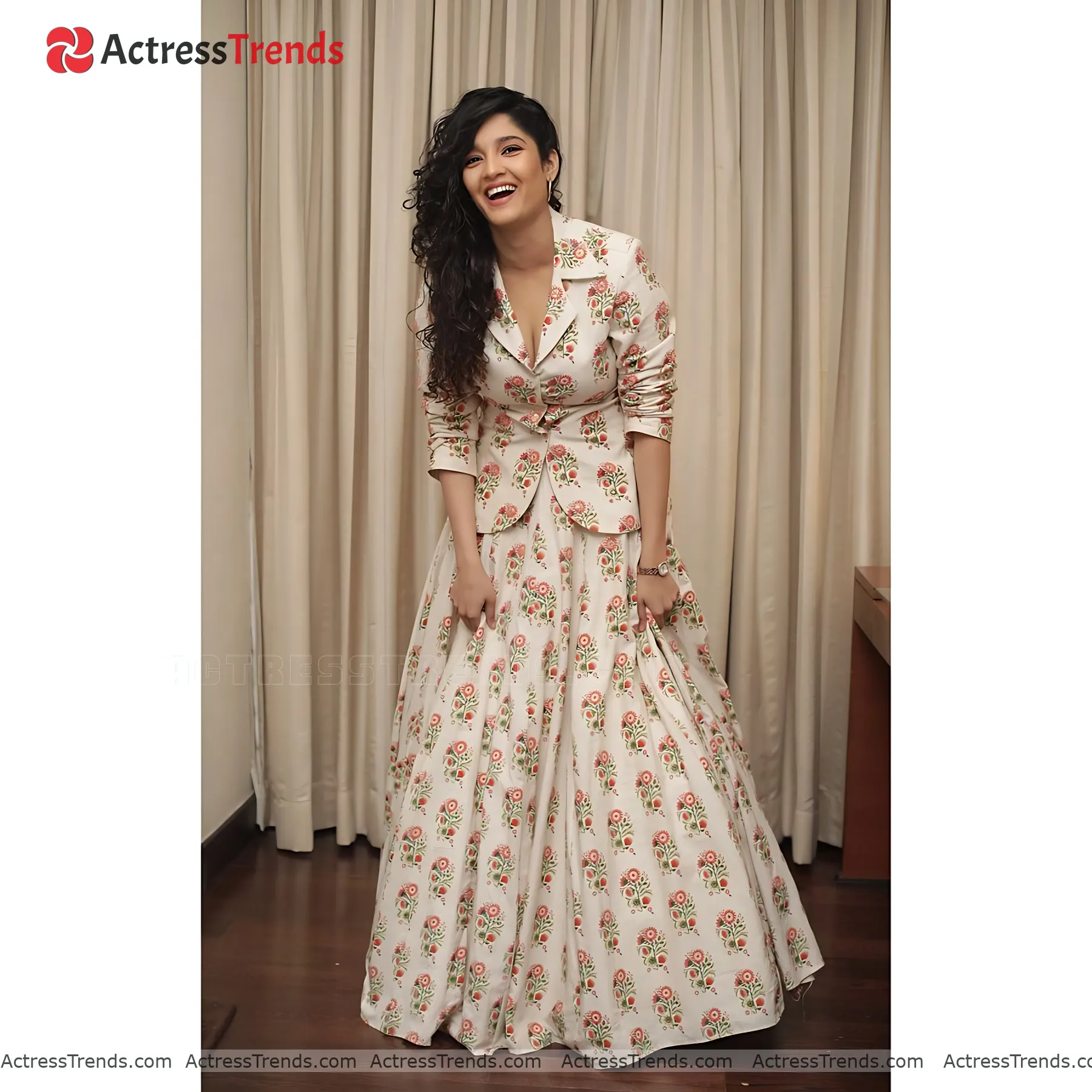 Ritika Singh Beautiful Face Cleav Pose Stunning Photo