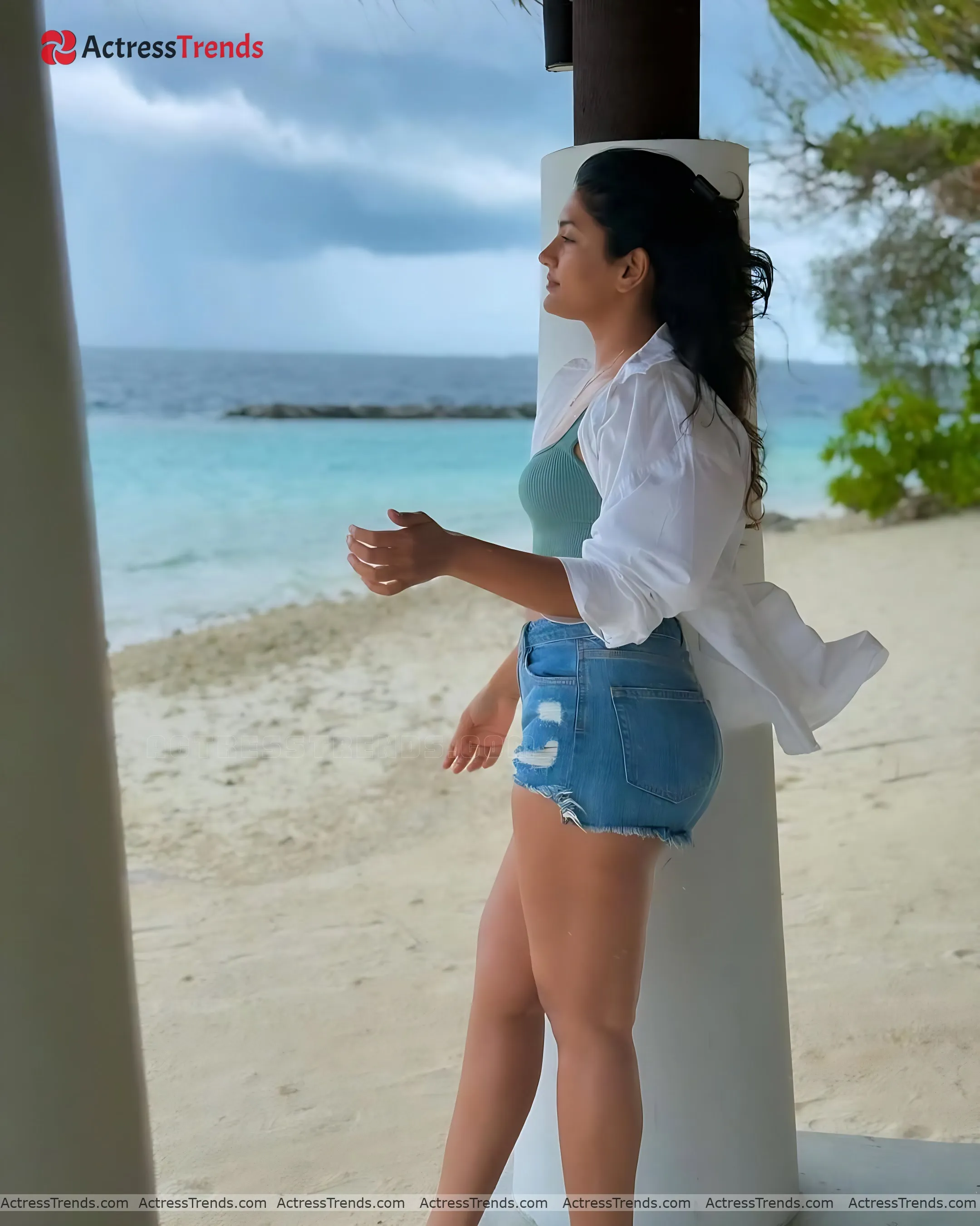 Eesha Rebba Back Pose Glamorous Actress Curvy