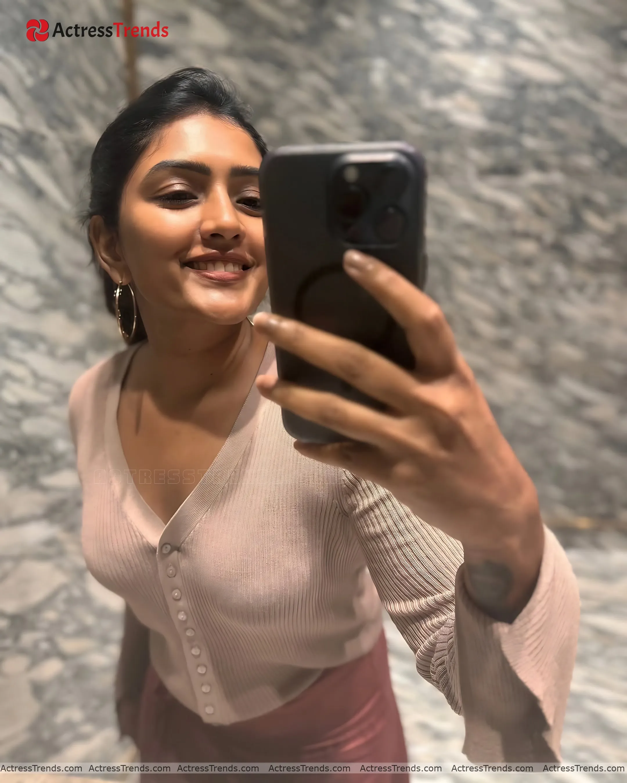 Eesha Rebba Tight Fitting Actress Selfie Stunning Photo