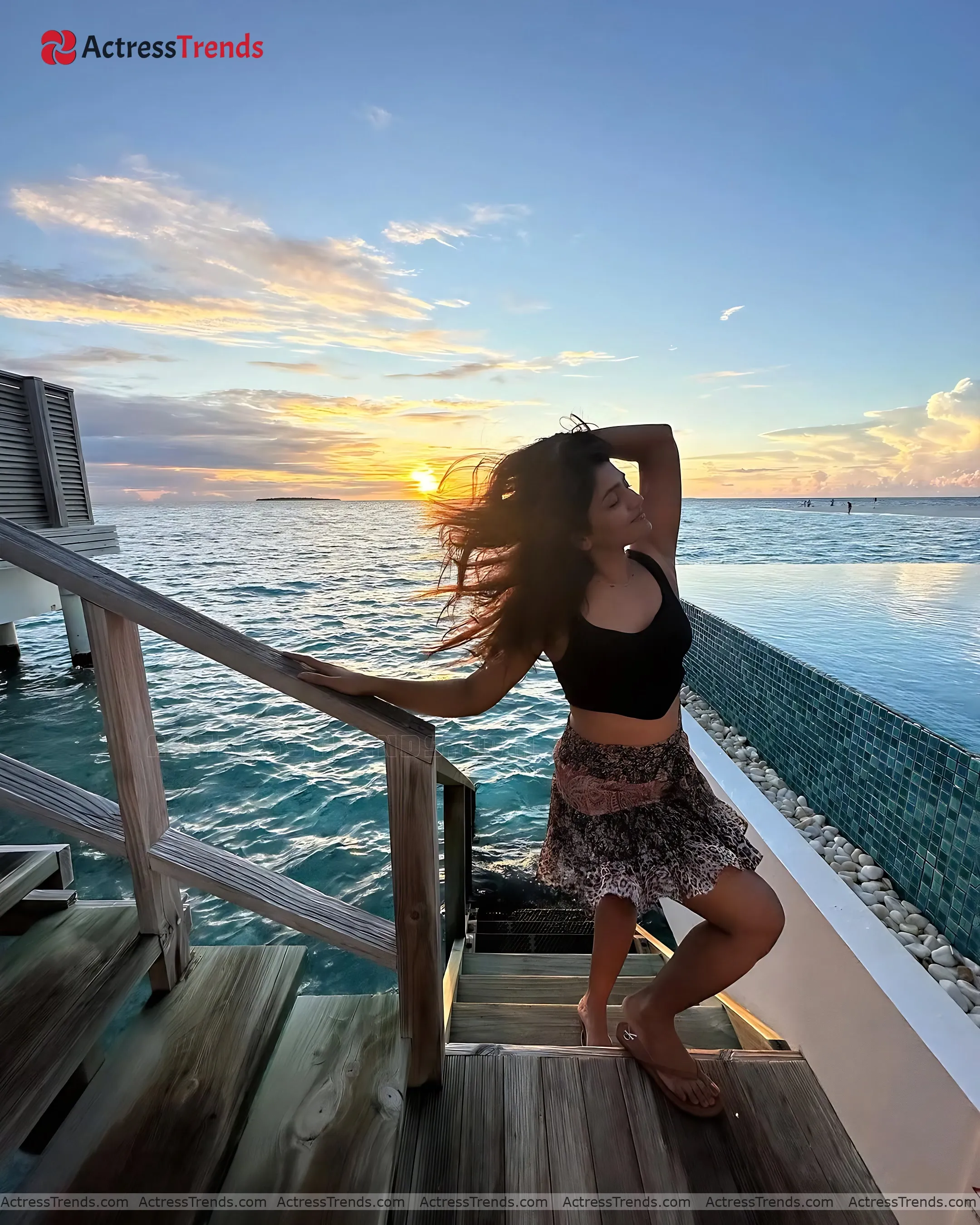 Eesha Rebba Glamorous Actress Cleav Pose