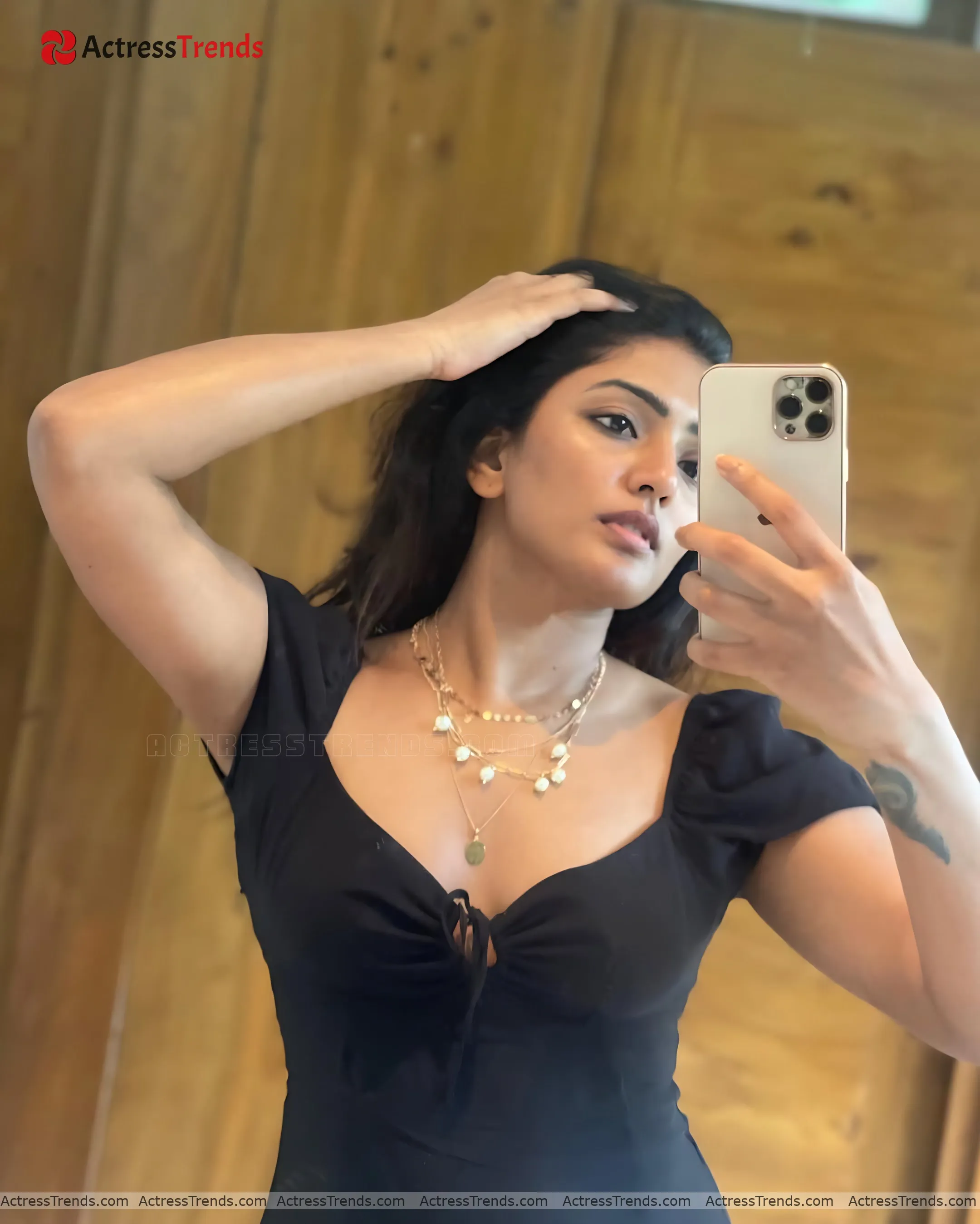 Eesha Rebba Stunning Photo Tight Fitting Curvy Cleav Pose