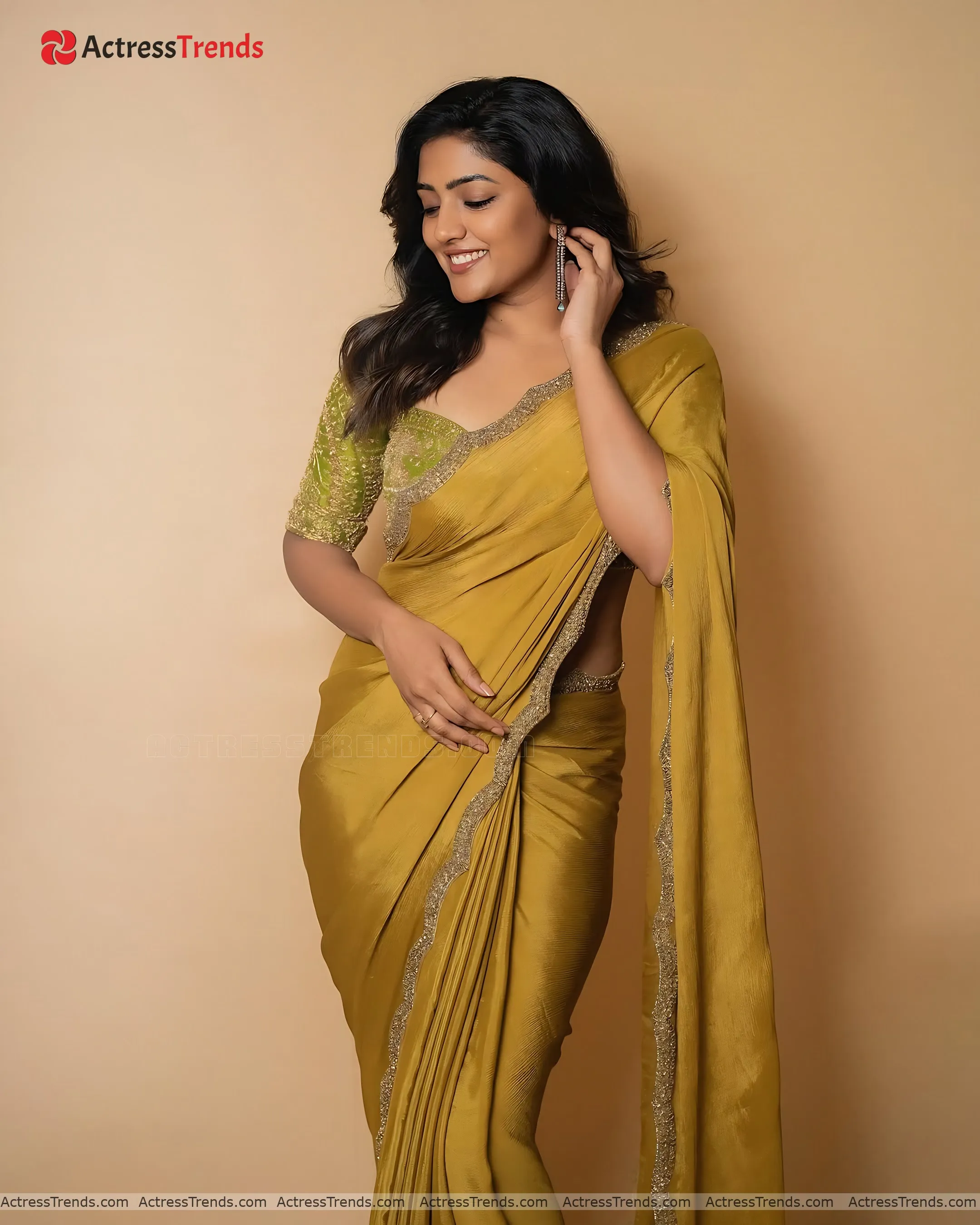 Eesha Rebba Gold Saree Saree Photoshoot Bold Saree Style Cute