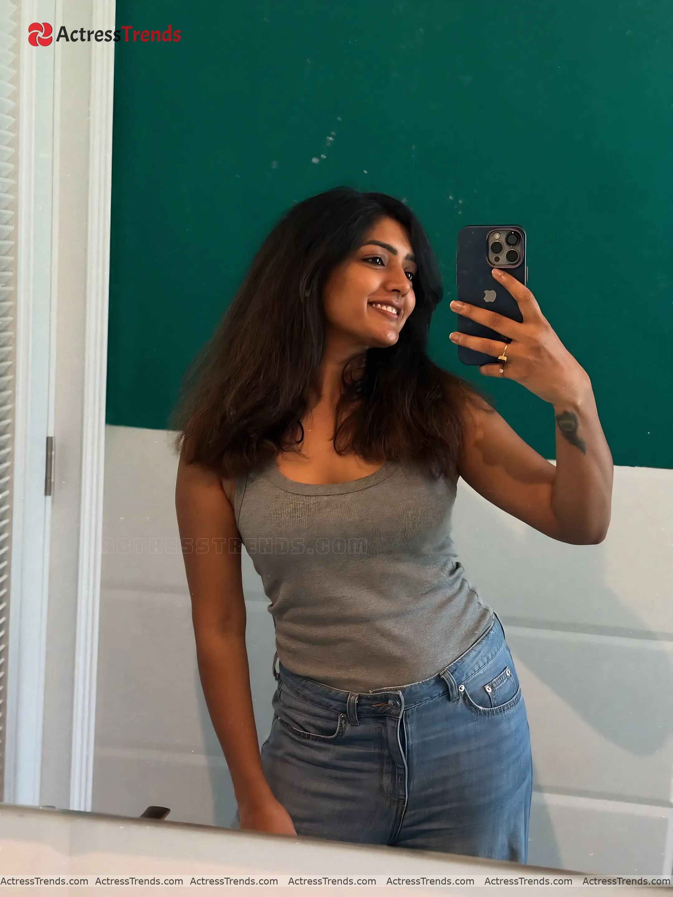 Eesha Rebba Cutest Actress Tight Fitting Cleav Pose